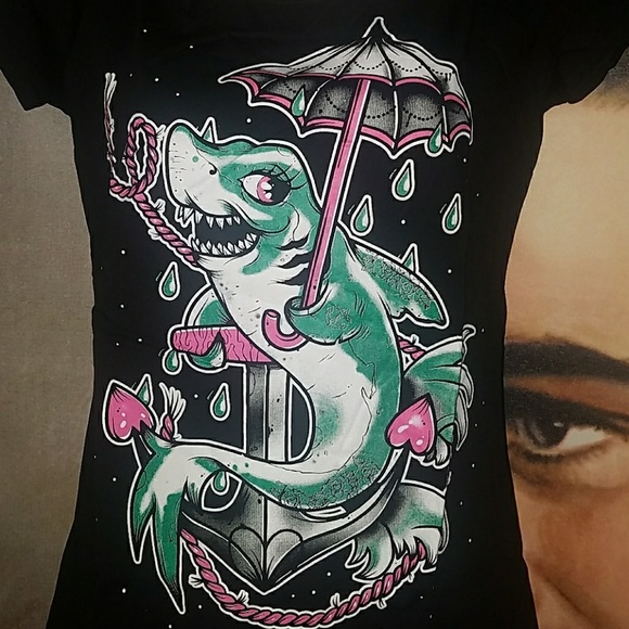 Too Fast Fiona Fin Shark on Anchor Holding Umbrella Top Heart Shape Cutout Back - Picture 4 of 8